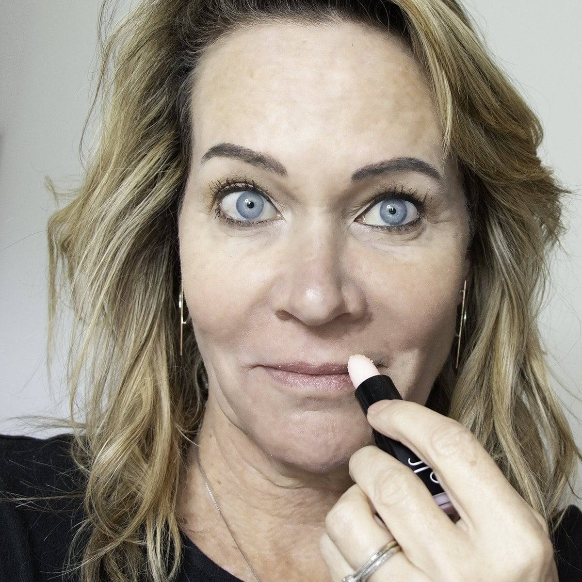 How to Stop Lipstick Bleeding into Lip Wrinkles and Smoker's Lines 4
