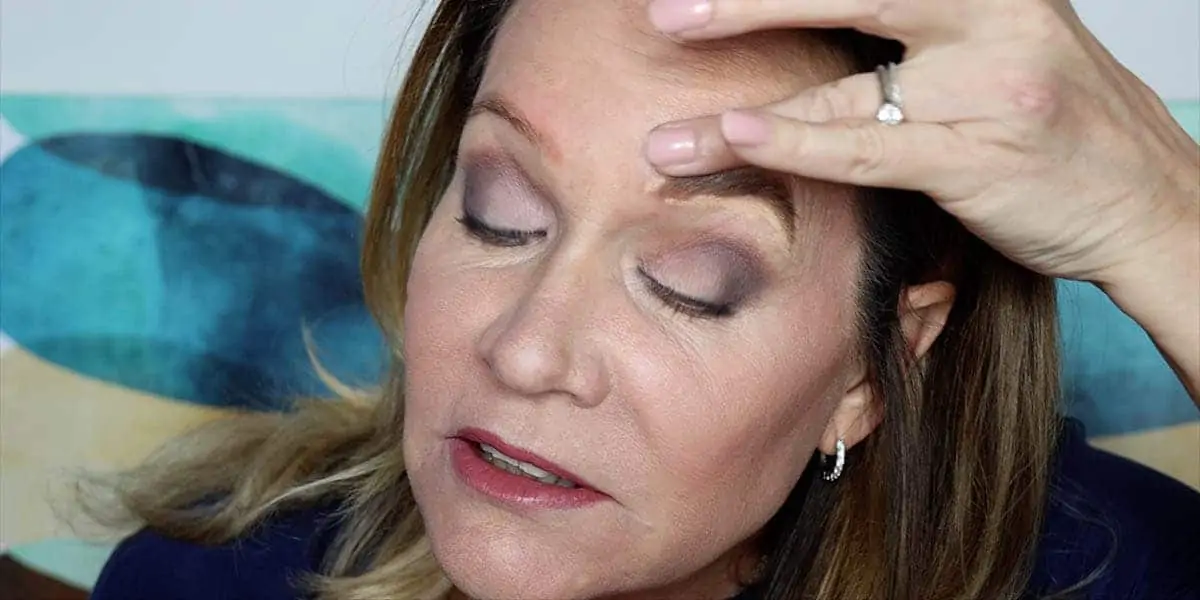 Eyebrow Tutorial: How to Fill In Thin Brows in a Flash 19 Using a brow highlighter to hide redness and cover mistakes